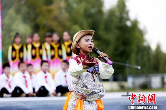 圖為“花兒”演唱。　張?zhí)砀?攝