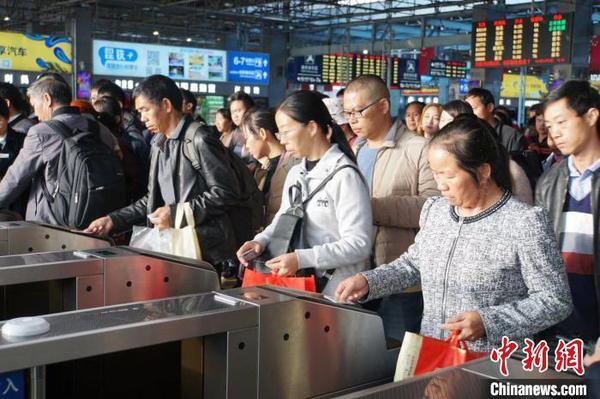  資料圖：鐵路旅客憑有效購票身份證件原件進站乘車。 楊華 攝