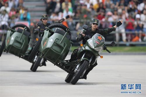 駐澳門部隊舉行軍營開放活動，女兵進行摩托車駕駛演示（2019年5月2日攝）。新華社發（葉華敏 攝）