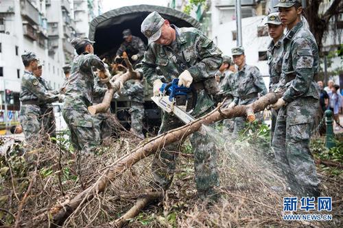 駐澳門部隊官兵幫助抗擊“天鴿”臺風災害，清理被風吹倒的樹木（2017年8月27日攝）。 新華社發（葉華敏 攝）