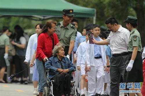 軍營開放活動中，駐澳門部隊官兵熱心幫助老幼（2019年5月2日攝）。 新華社發（葉華敏 攝）