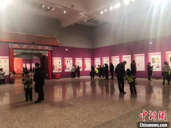 圖為“瑞鼠吐寶——庚子新春鼠年生肖文物圖片聯展”現場。　池玉杰 攝