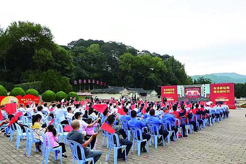 ?古田鎮黨員干部群眾近200余人在古田會議會址廣場集中收聽收看黨的二十大開幕會直播。