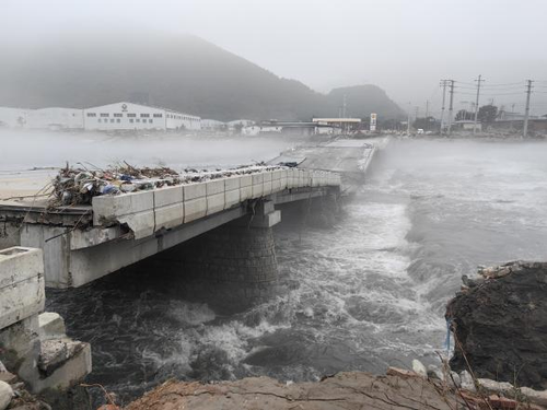 圖為北京夏季暴雨中房山區(qū)河北鎮(zhèn)磁家務(wù)1號橋被沖毀。