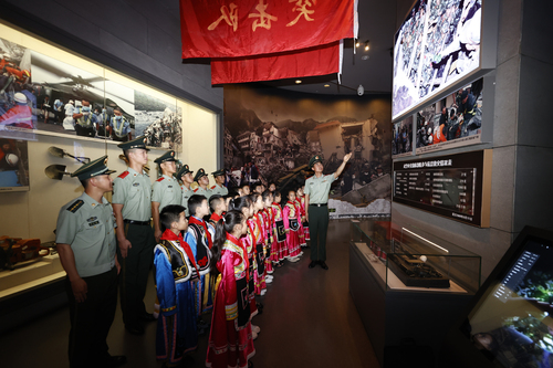 北川中隊官兵們為駐地學生講解部隊抗震救災英雄故事（楊閩攝）