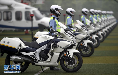 5月27日，警察攜警用摩托參加誓師大會。