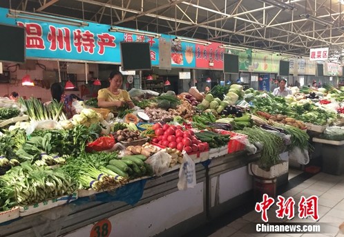 北京西城區某農貿市場內的蔬菜攤位。<a target='_blank' href='http://www.chinanews.com/' >中新網</a> 種卿 攝